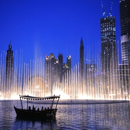 Fontana musicale di ultima generazione con acqua danzante per cerimonie di festival, ugello a getto alto 2D-3D rotante galleggiante con fontana a luce LED