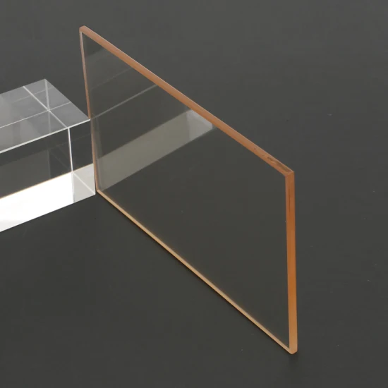 Il vetro Robax, resistente alla temperatura di 800 gradi, può realizzare un vero caminetto