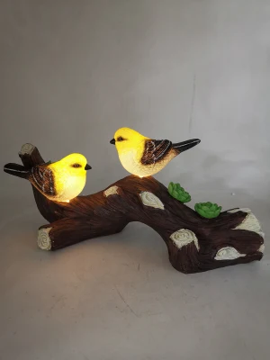 Decorazioni da giardino per uccelli in resina con statue di uccelli di nuovo design all'ingrosso con luci a LED solari per ornamenti da giardino per decorazioni artistiche da giardino